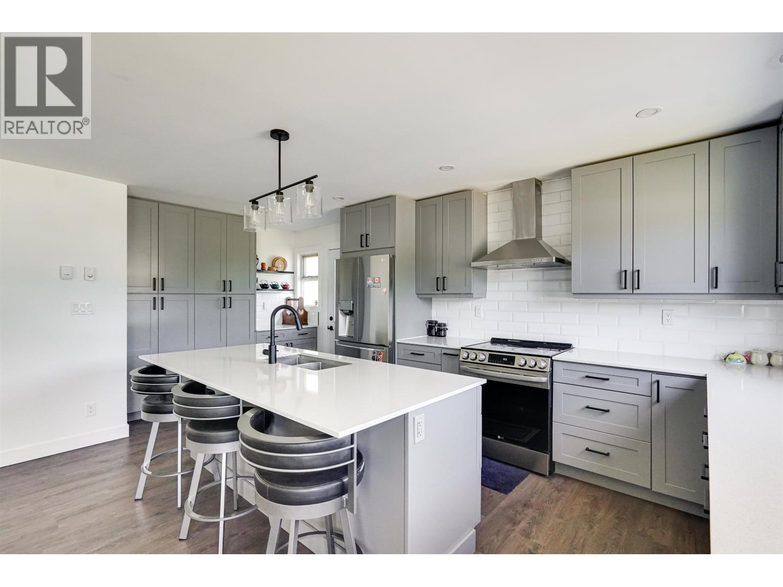 1694 KINGFISHER AVENUE - 4