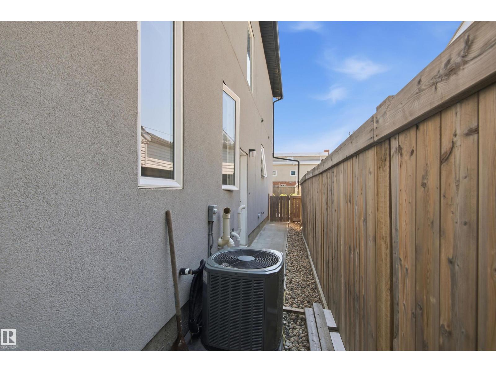 10833 63 AV NW - 30