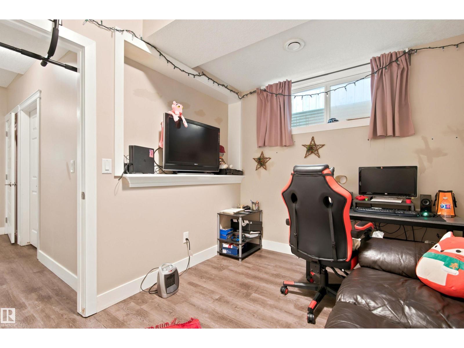 10833 63 AV NW - 25