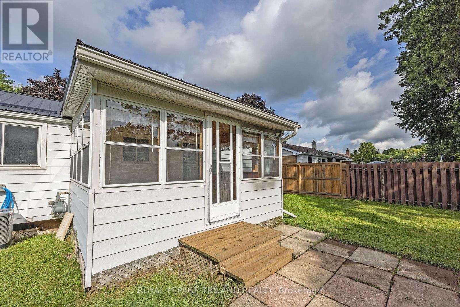 18 LAURIER ROAD - 33