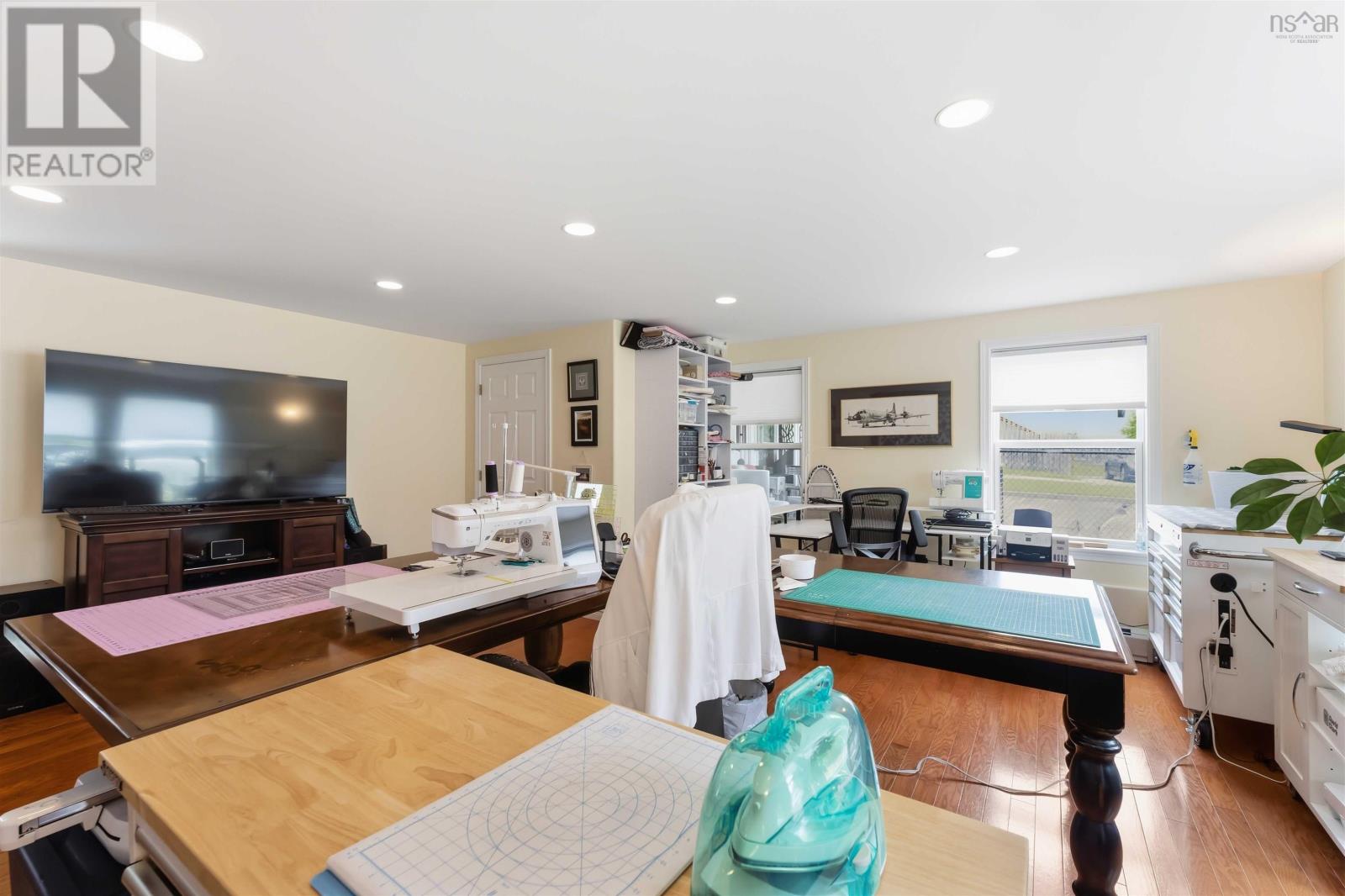 Property 28 of 50 of 10 Connaught Ave Avenue