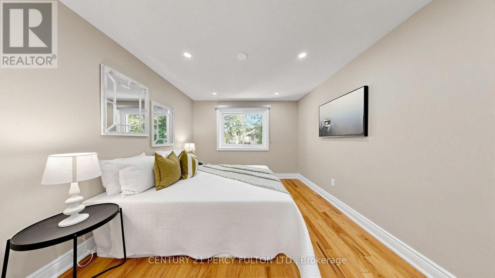 70 KNIGHTSBRIDGE WAY - 32