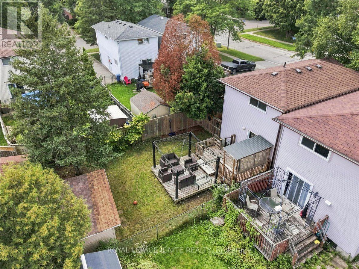 6 UPTON CRESCENT - 37