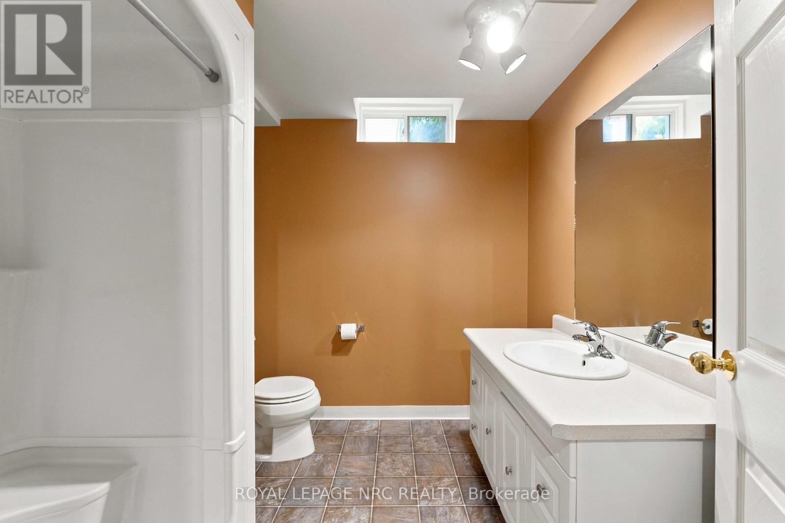 42 LORETTA DRIVE - 25
