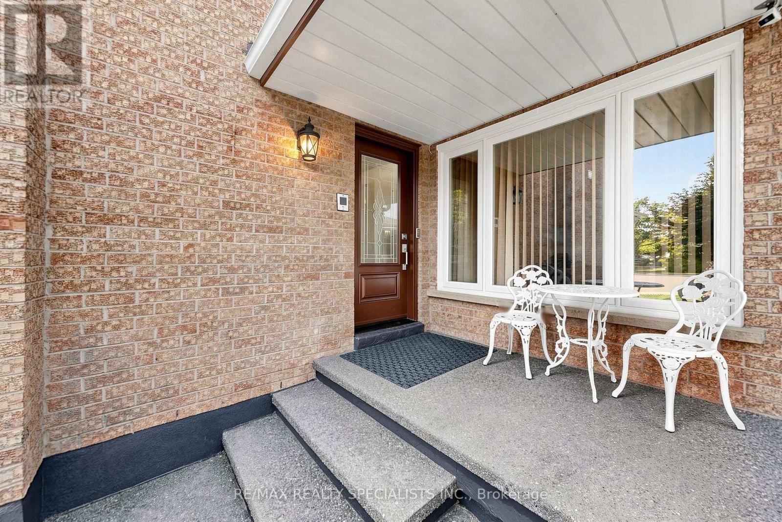 776 SAVOY CRESCENT - 4