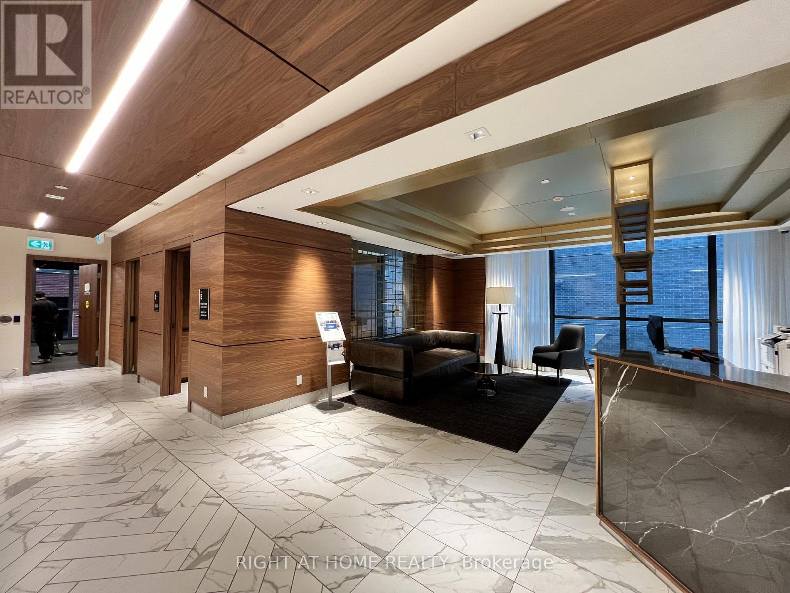 #2301 327 KING STREET - 17