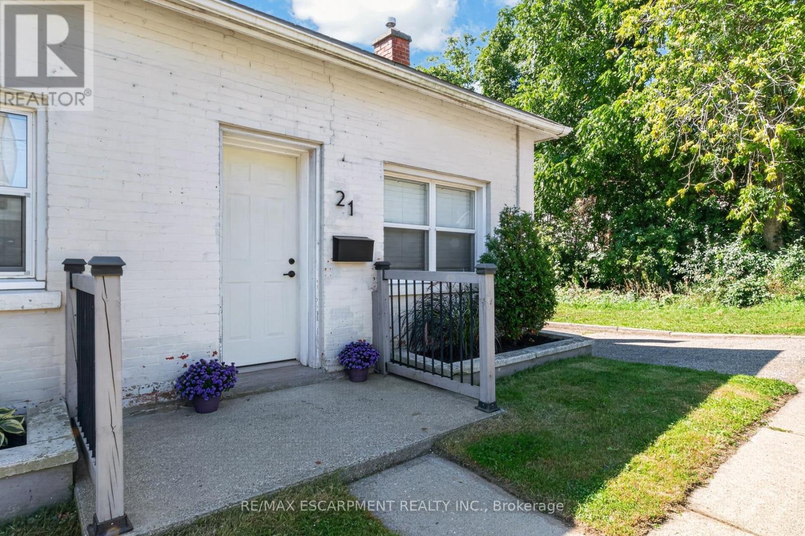 21 CEDAR STREET — photo 3