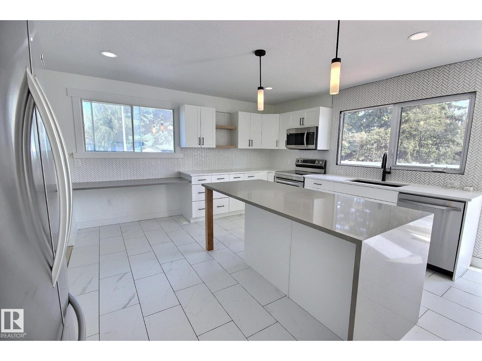 5207 46 ST - 12