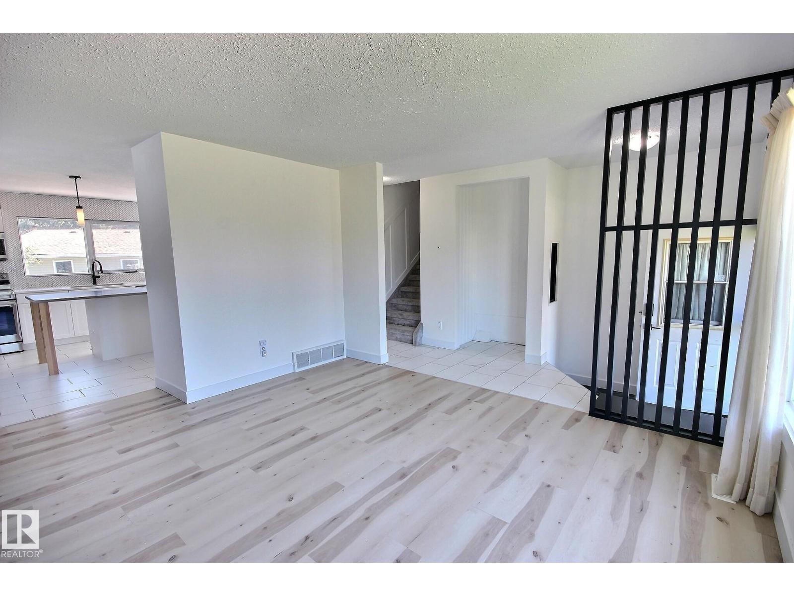5207 46 ST - 7