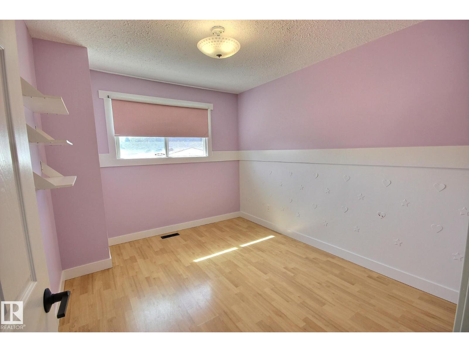 5207 46 ST - 25
