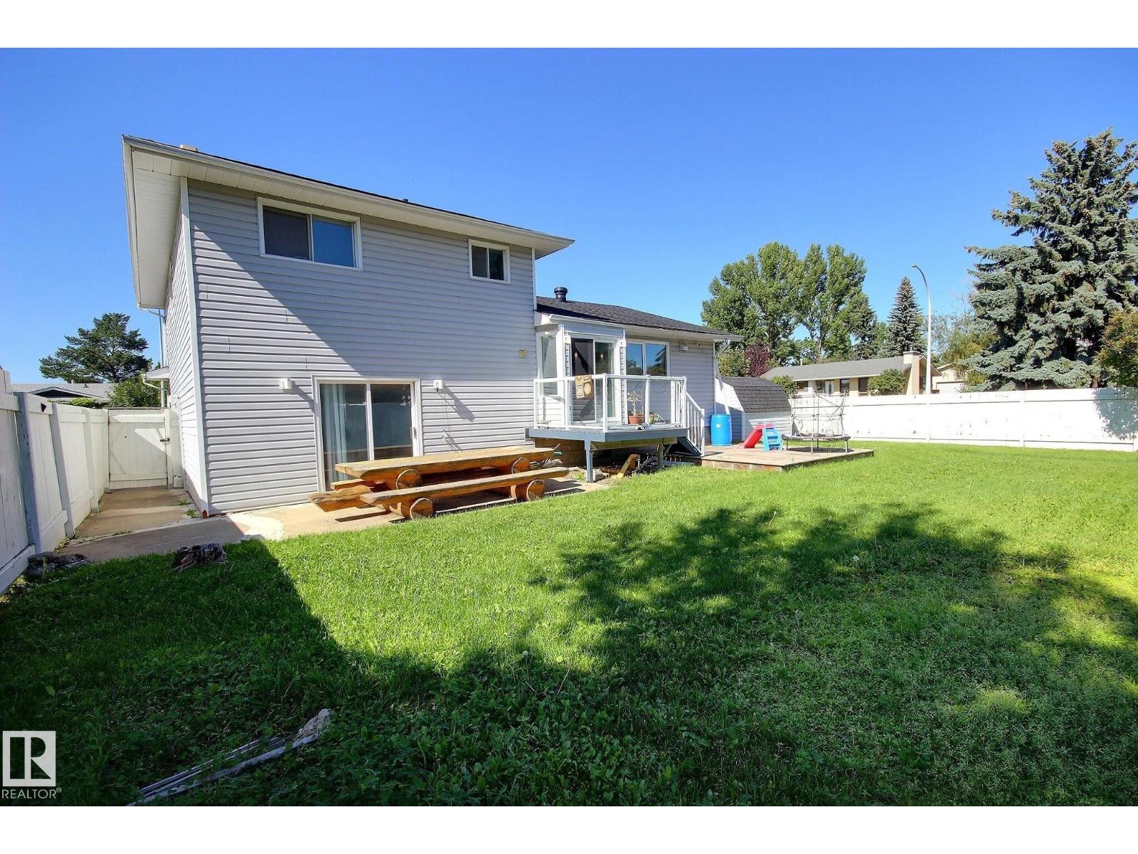 5207 46 ST - 14