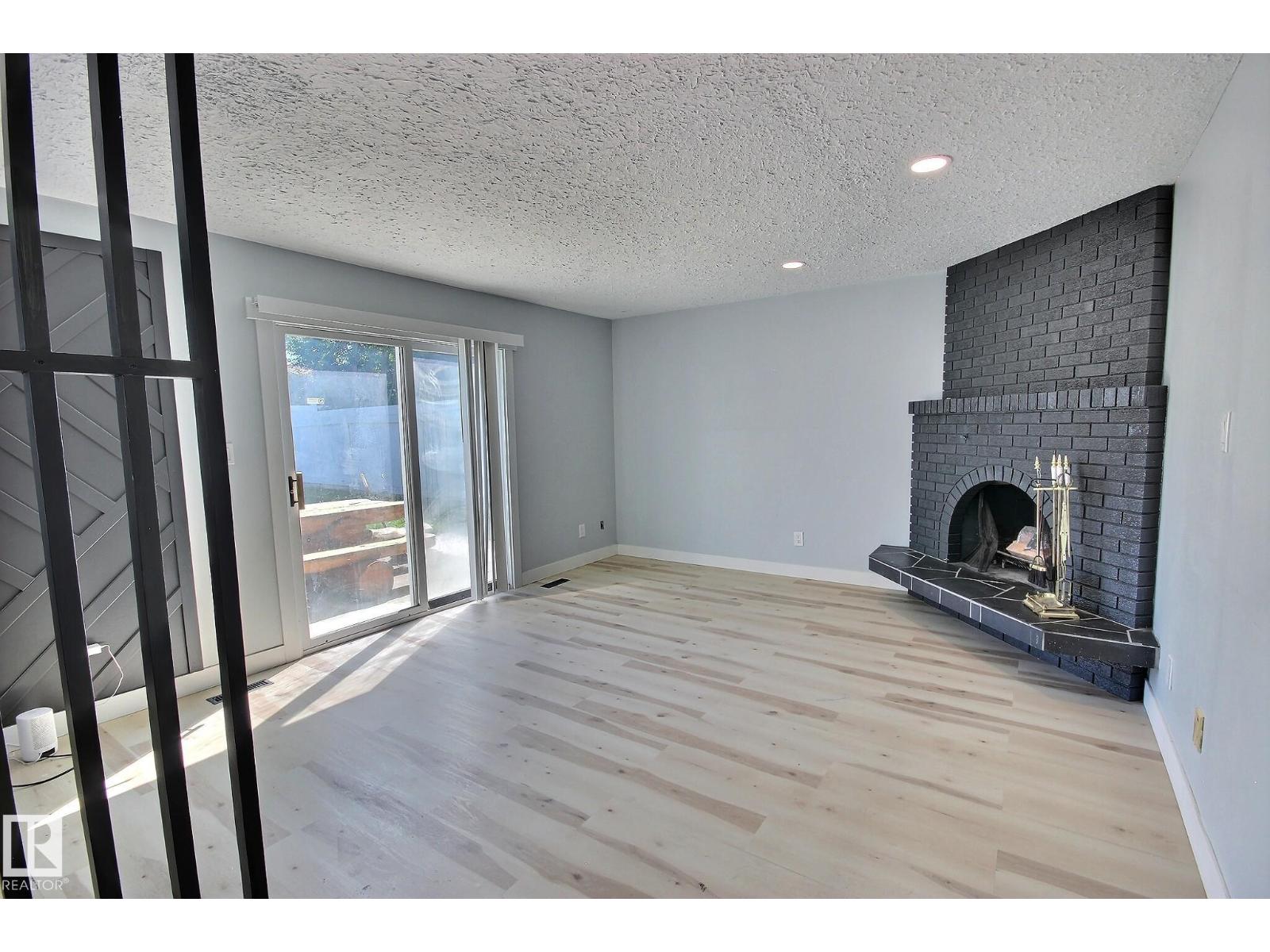 5207 46 ST - 33