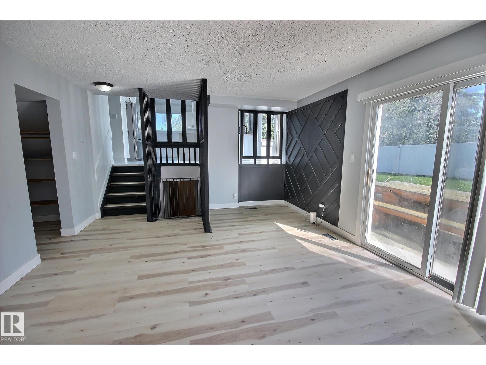 5207 46 ST - 36