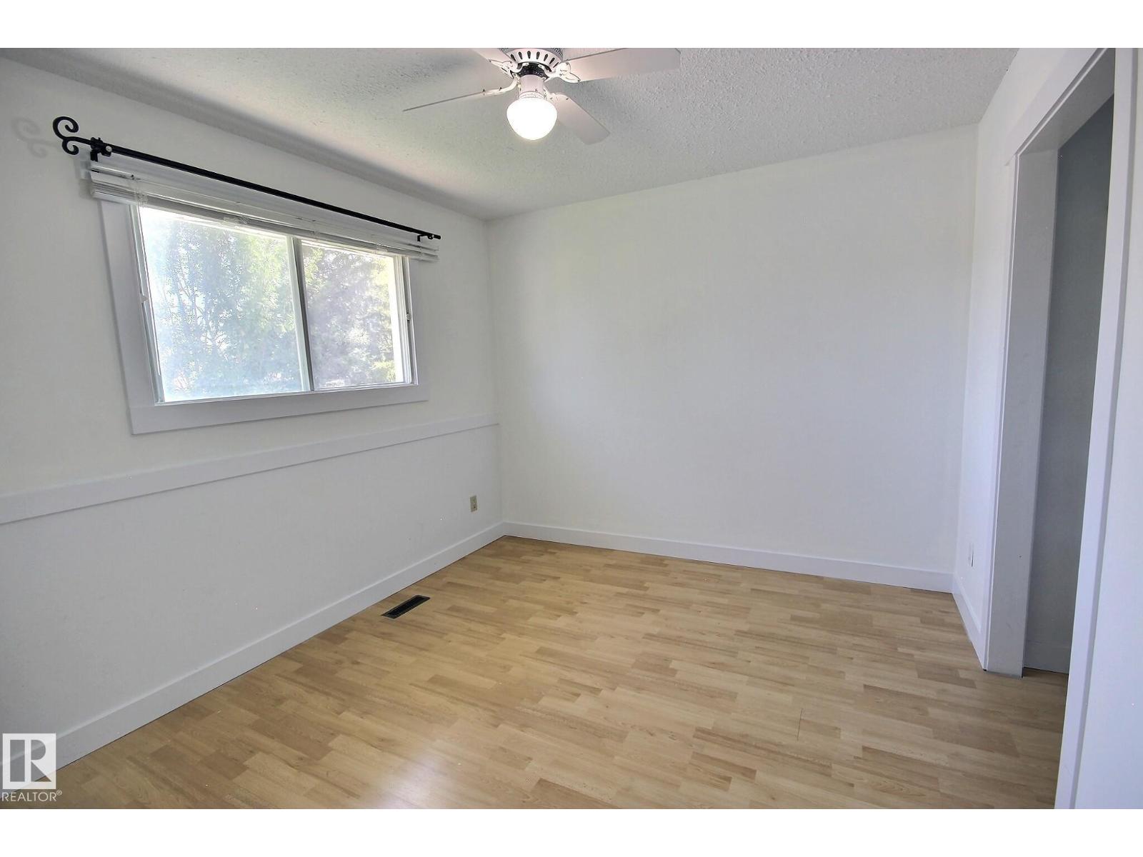 5207 46 ST - 31