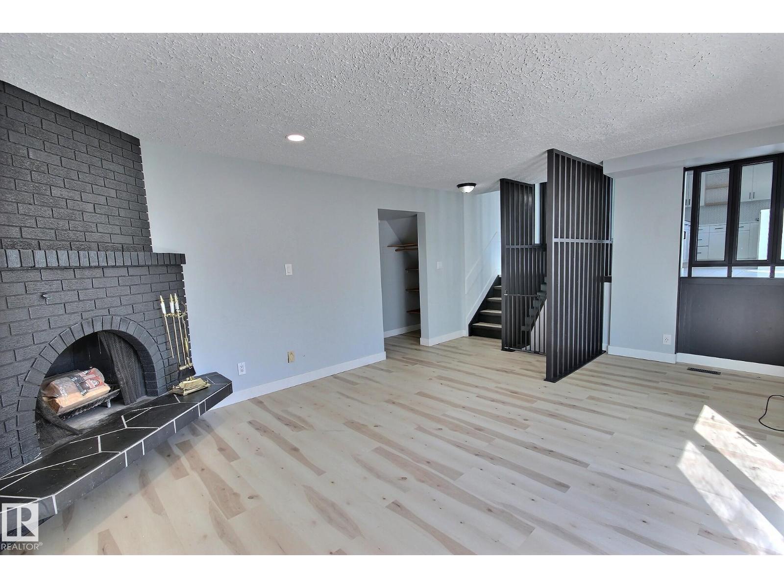 5207 46 ST - 34