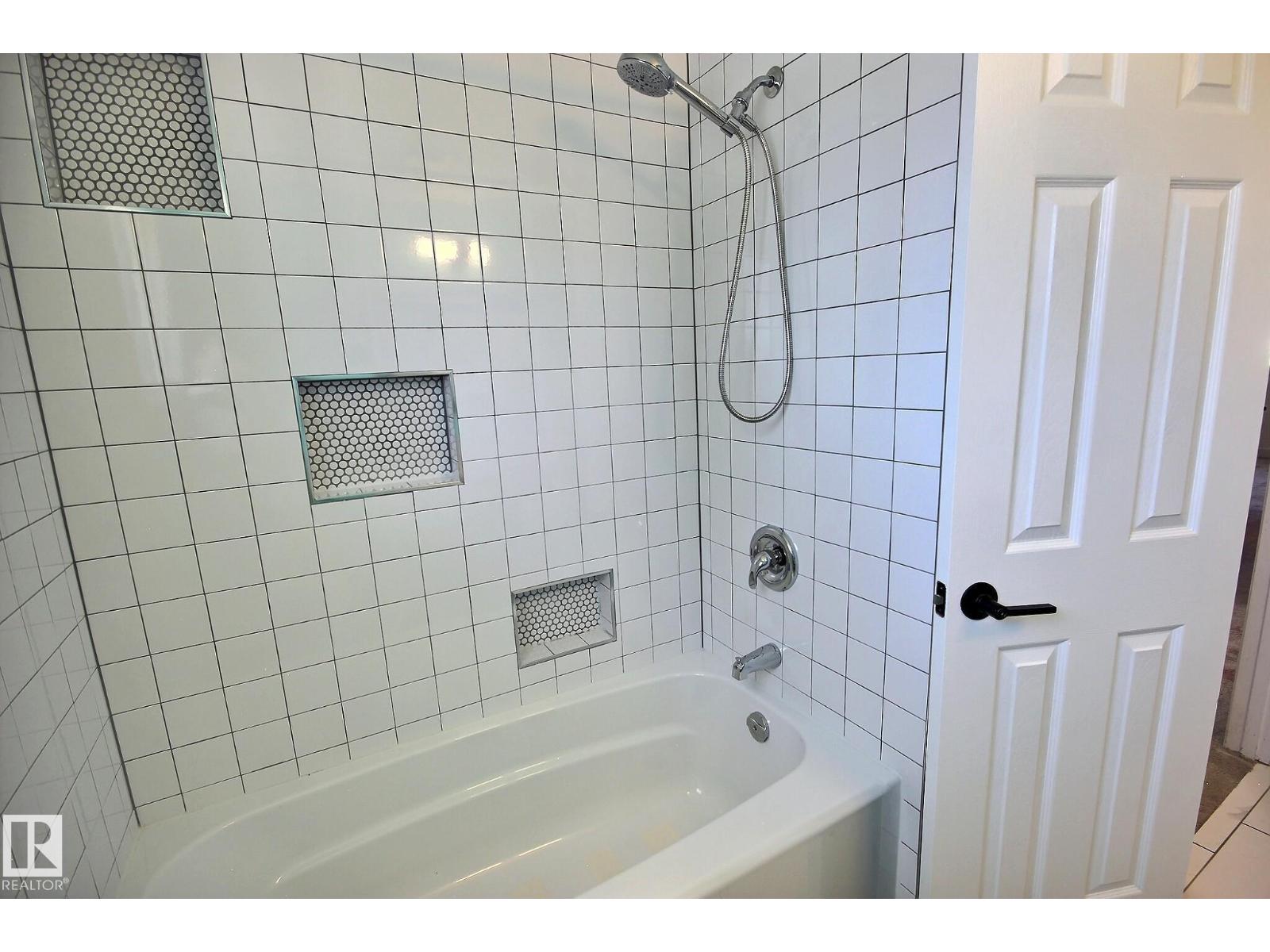 5207 46 ST - 30