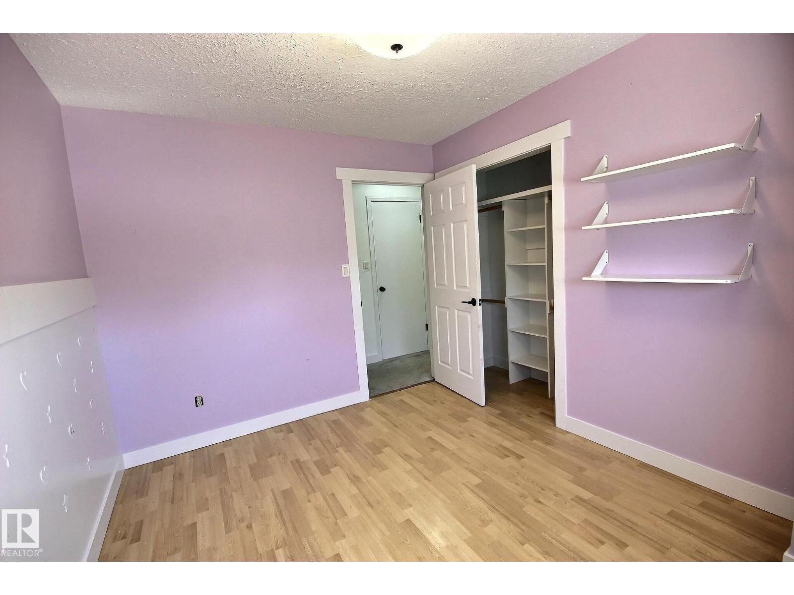 5207 46 ST - 26