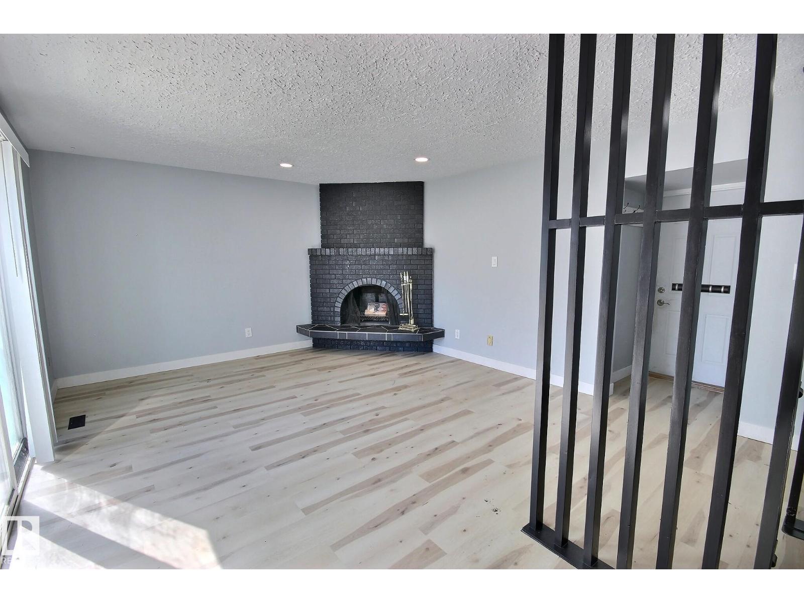 5207 46 ST - 35