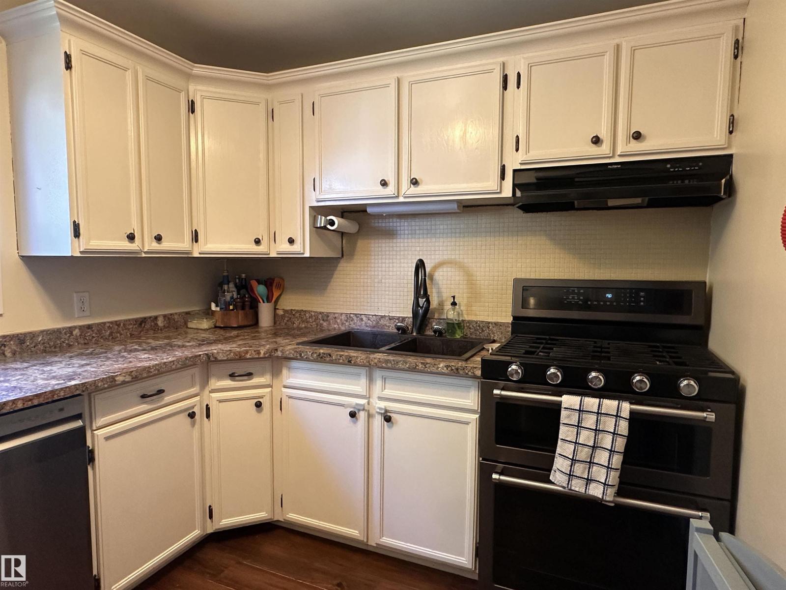 9828 110 ST - 32