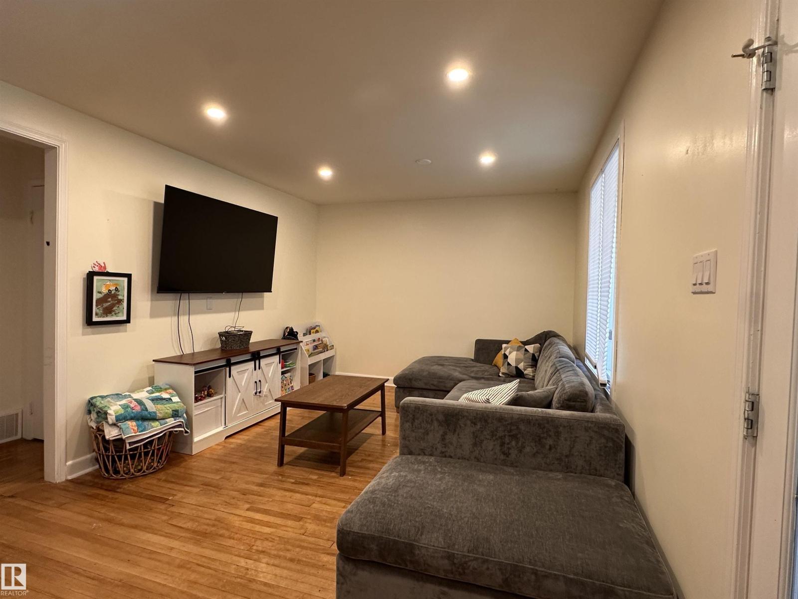 9828 110 ST - 38