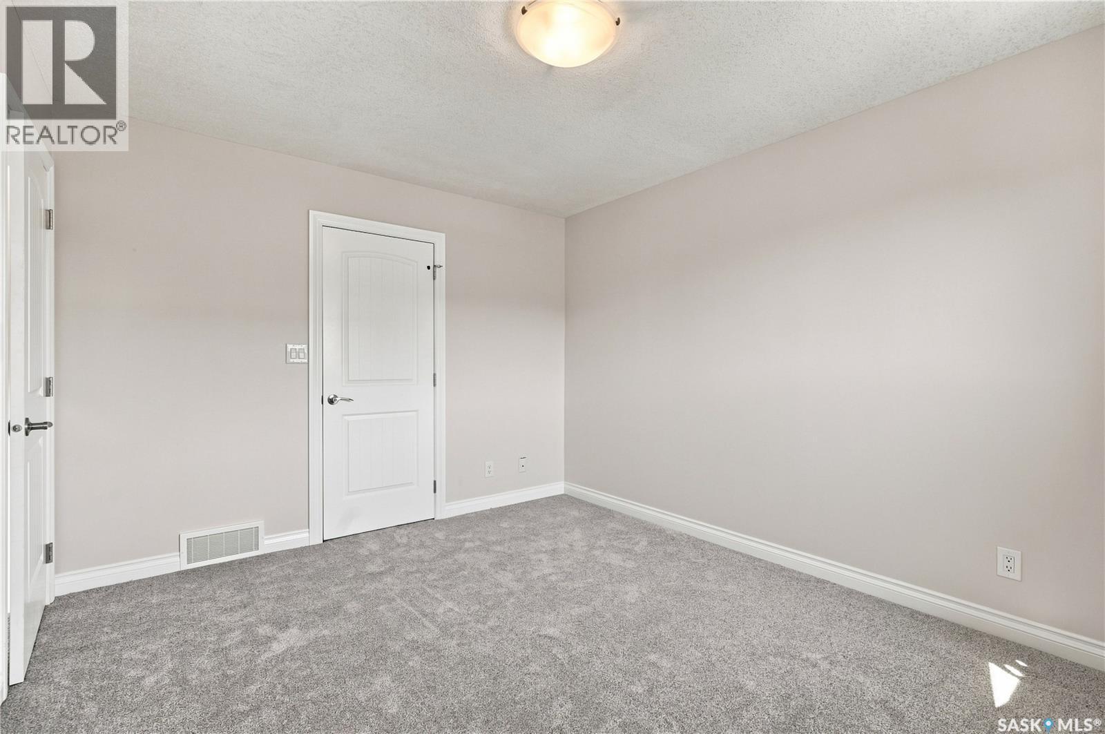 #107 119 Hampton CIRCLE - 24