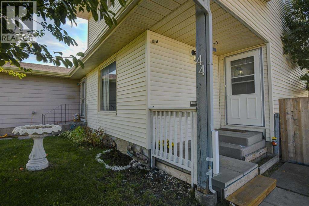 44 Falwood Crescent NE, Falconridge, Calgary photo 2