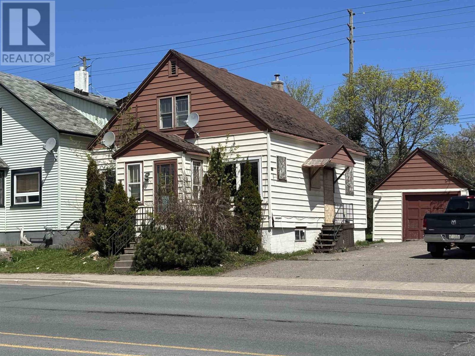 904 Wellington ST - 2