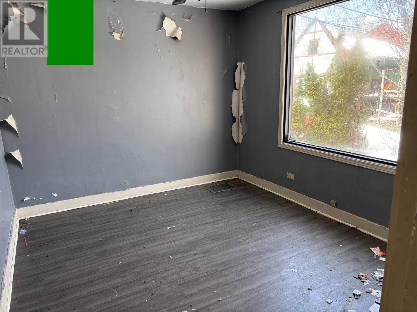 904 Wellington ST - 6