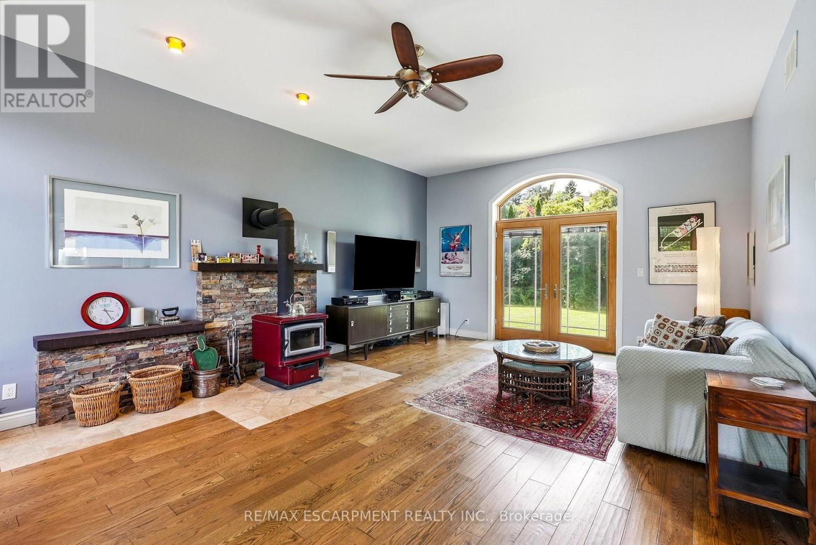 1296 DUNDAS STREET - 18