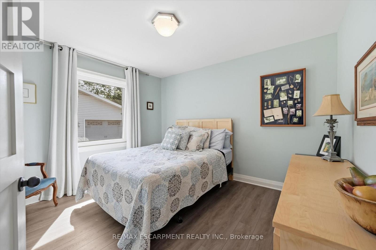 6 KERMAN AVENUE - 25