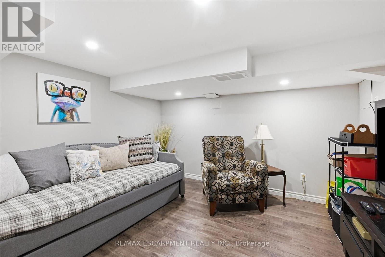 6 KERMAN AVENUE - Image 31