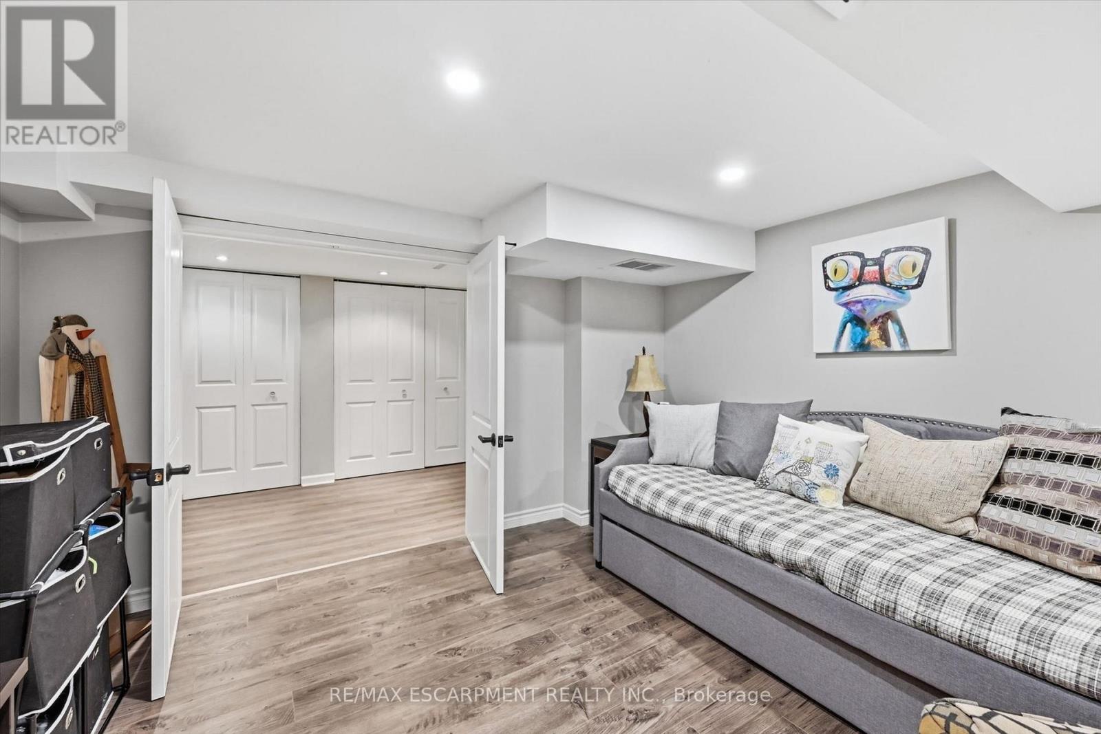 6 KERMAN AVENUE - 32