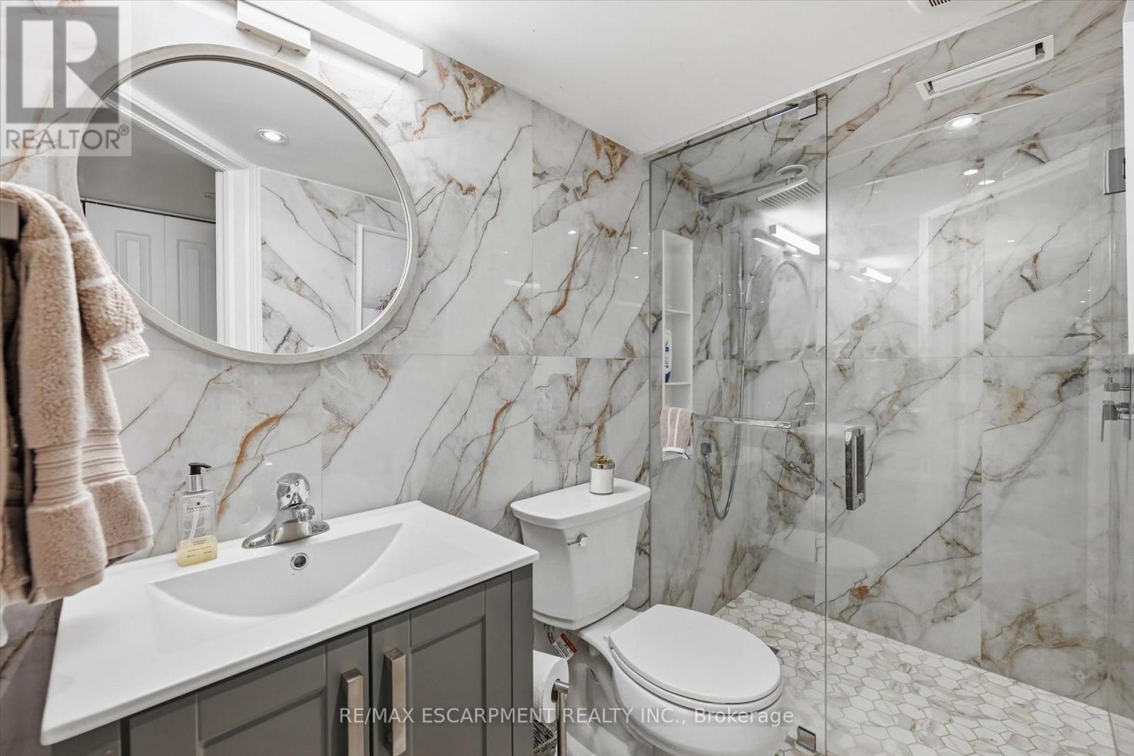 6 KERMAN AVENUE - 33