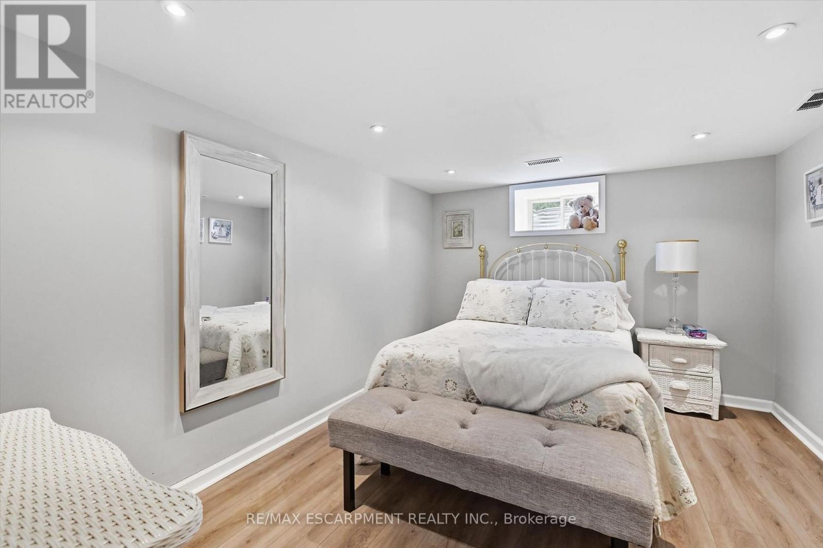 6 KERMAN AVENUE - 34