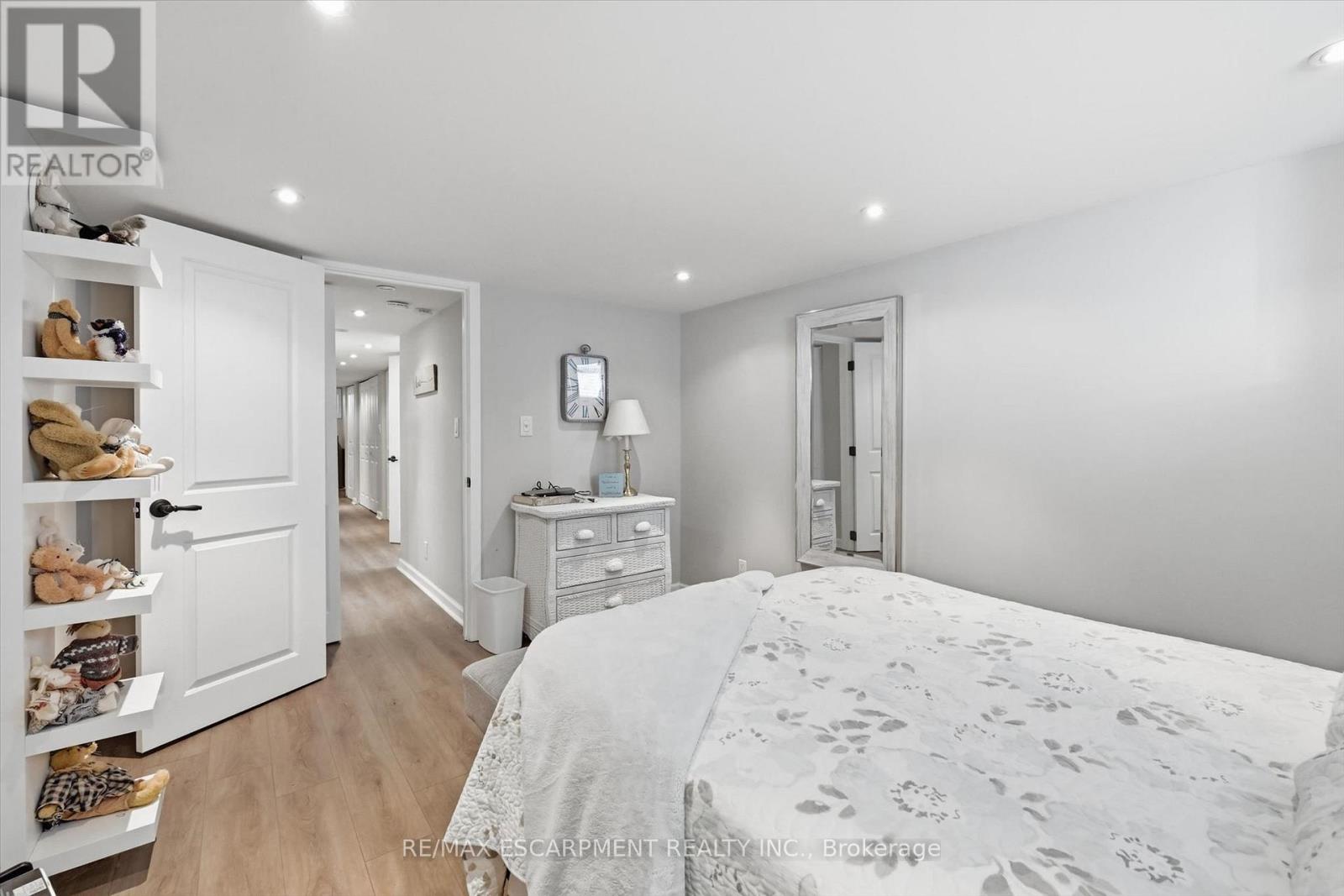 6 KERMAN AVENUE - 35