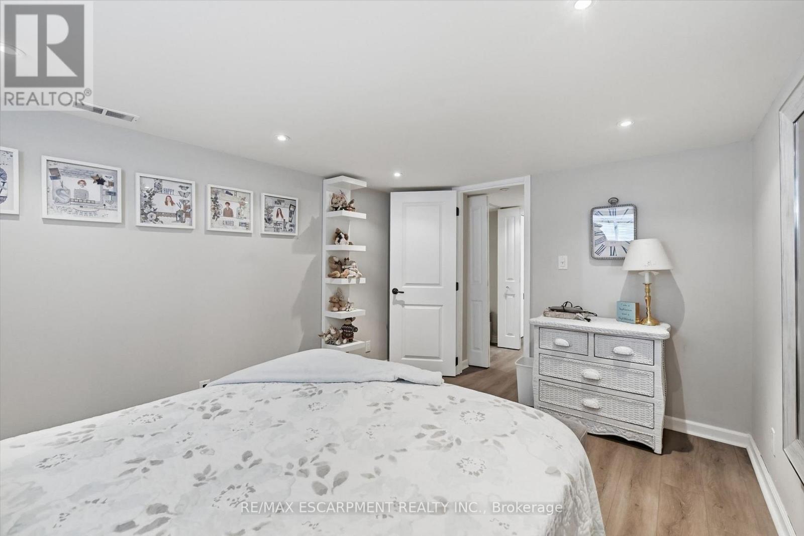 6 KERMAN AVENUE - 36
