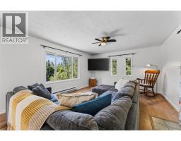 Living room - 852 Riondel Road, Riondel, BC V0B1X0 Photo 14
