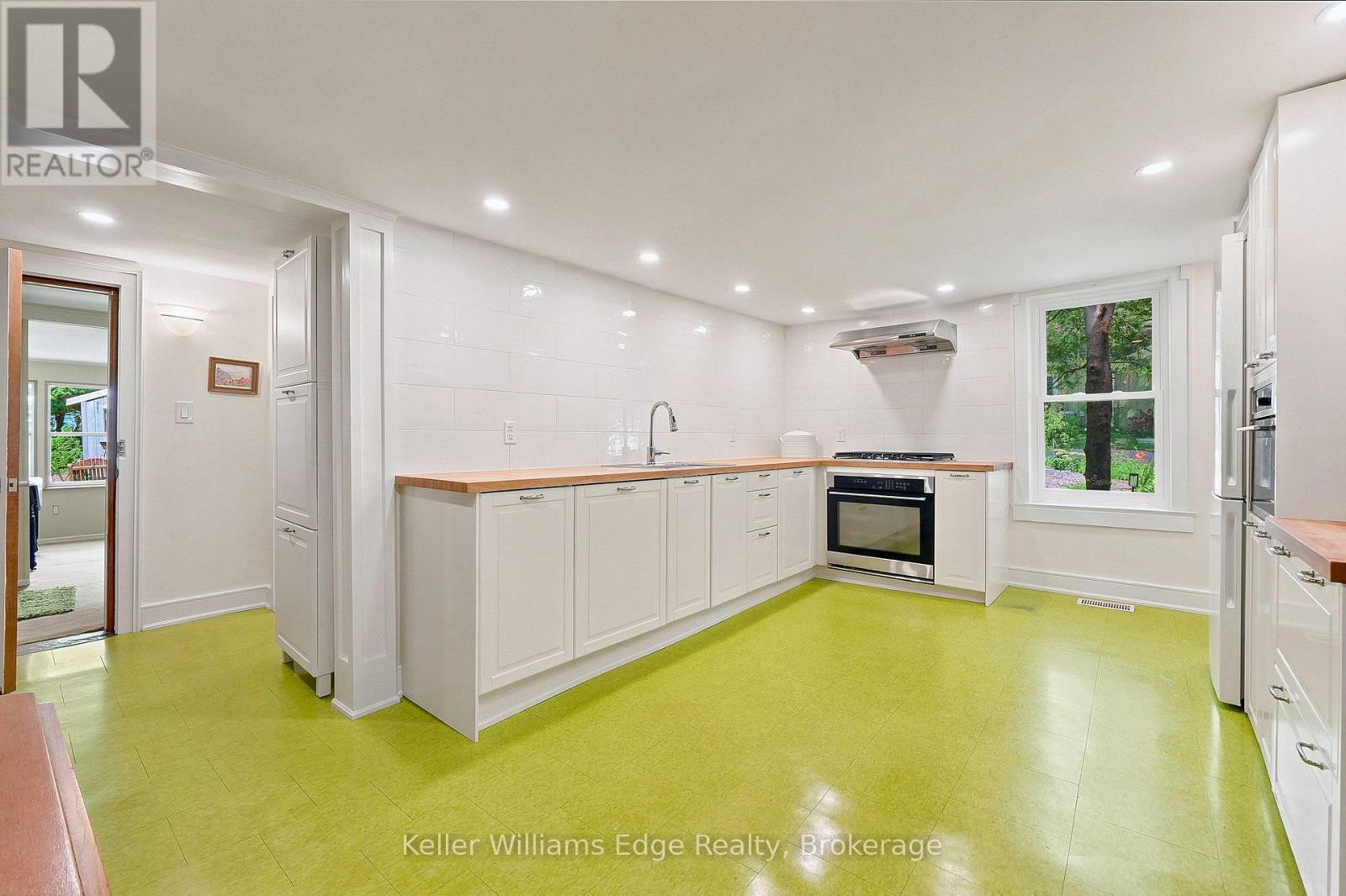 361 DUNDAS STREET E - 8