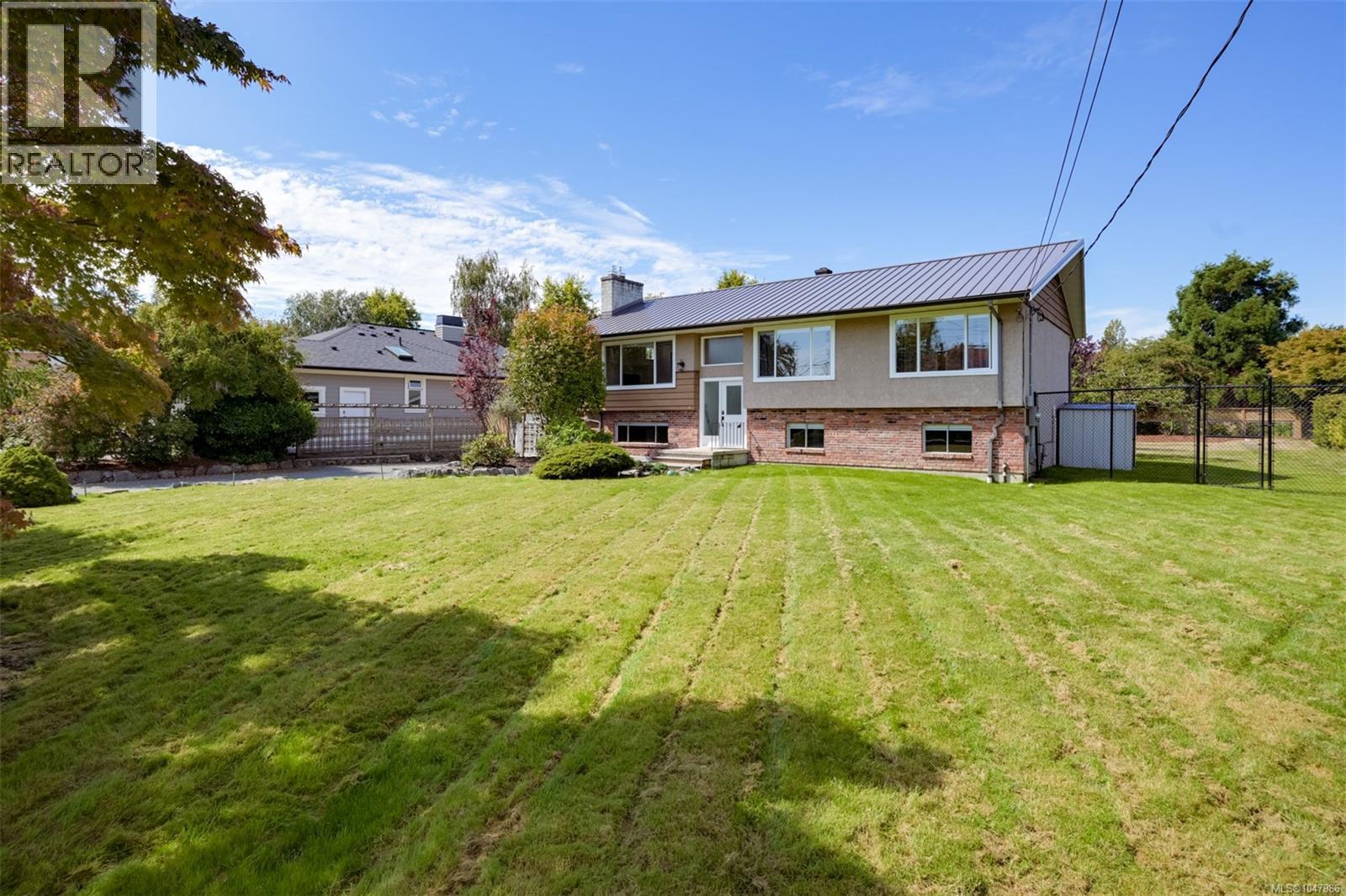 5348 Parker Ave, Saanich