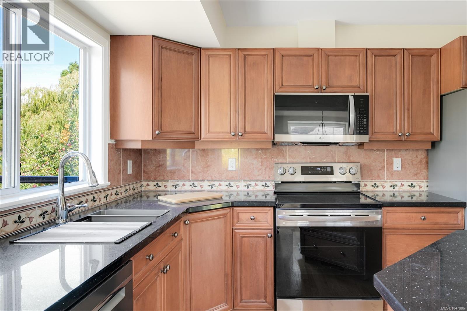 5348 Parker Ave, Saanich