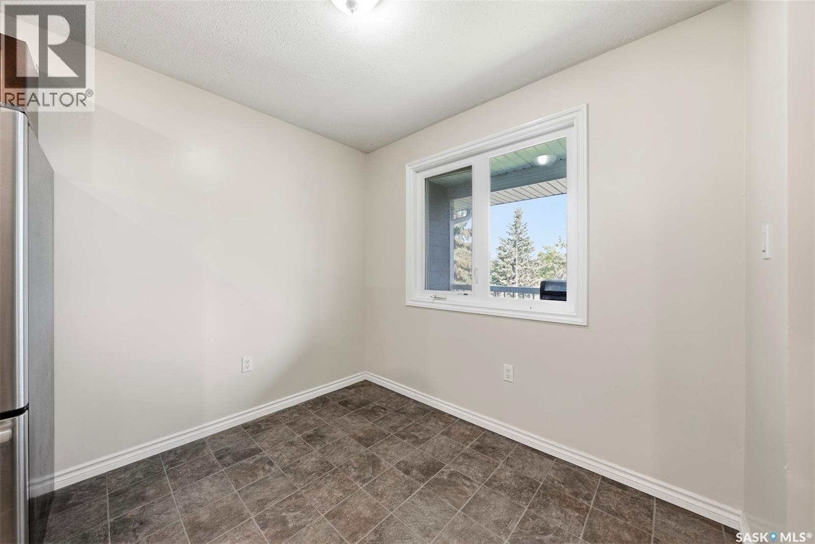 #210 515 28th STREET E - 9