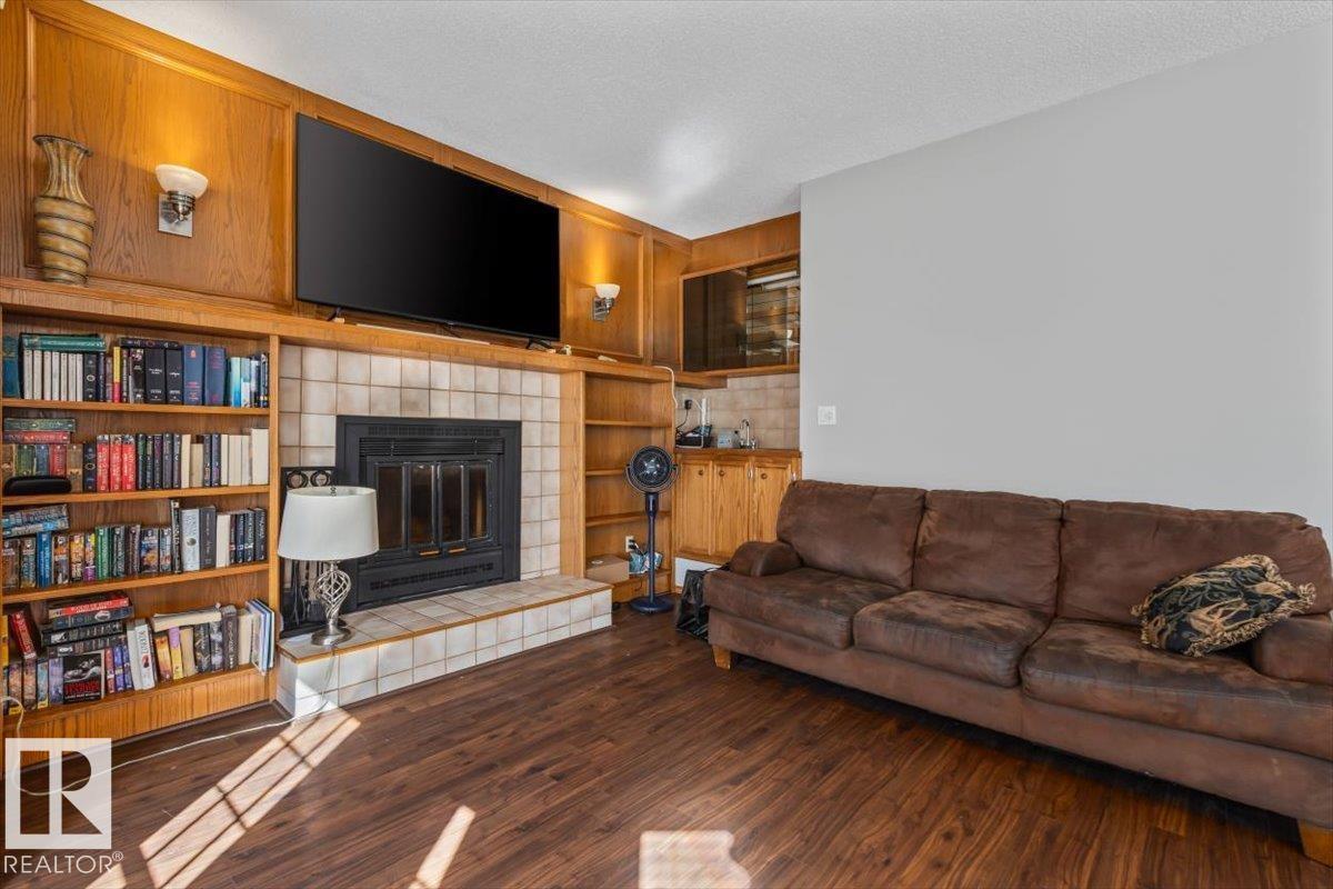 8015 158 AV NW - 15