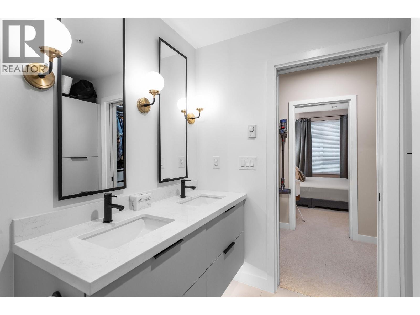301 3018 ST GEORGE STREET, Port Moody