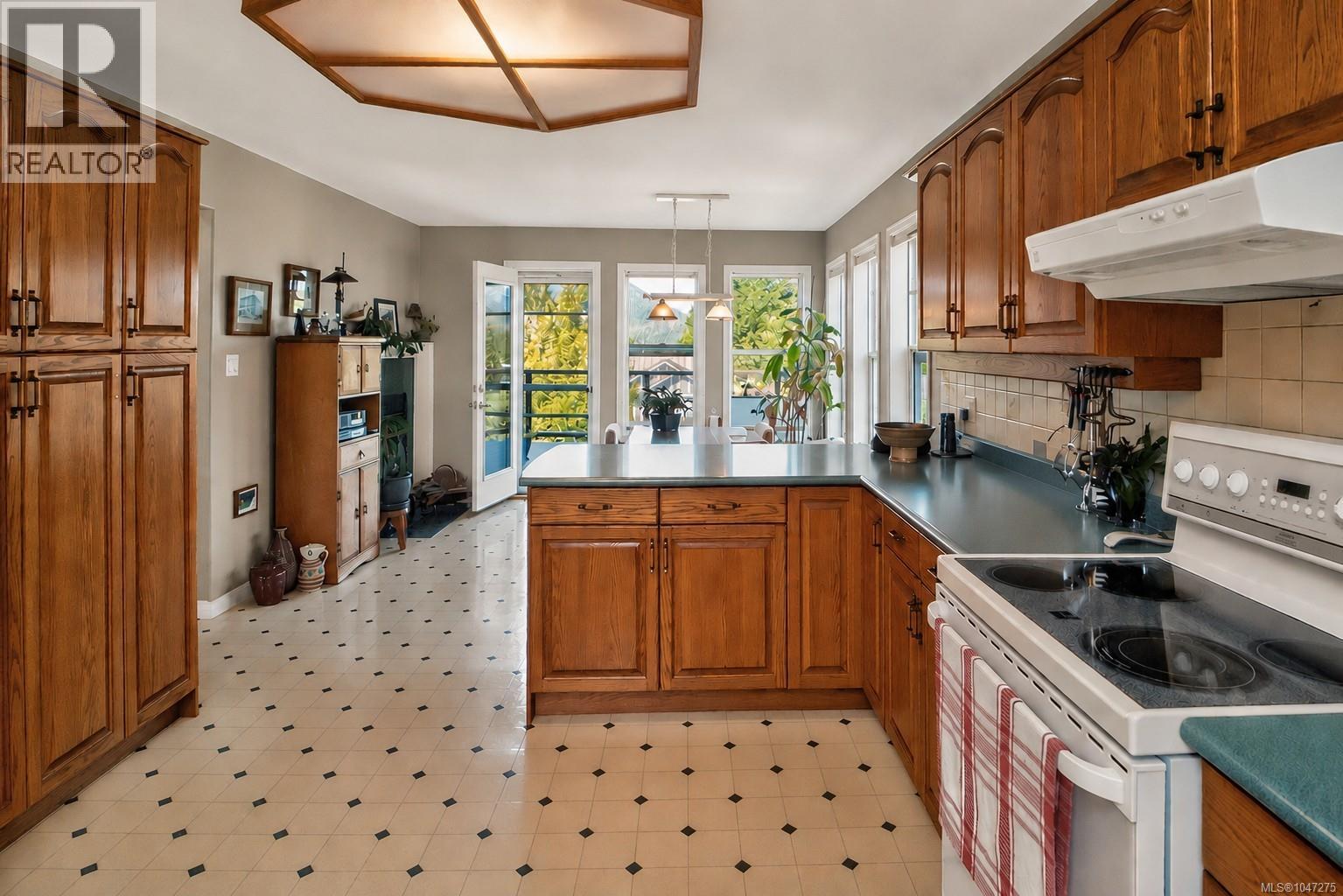 607 Pfeiffer Cres - 8