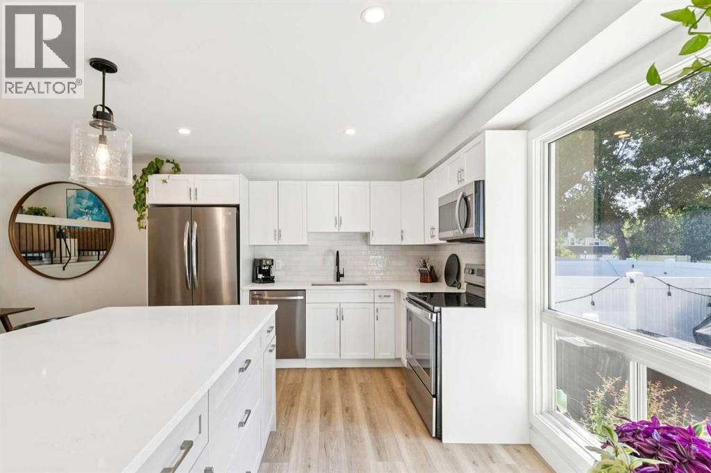 16 Brae Glen Court SW, Braeside, Calgary photo 3