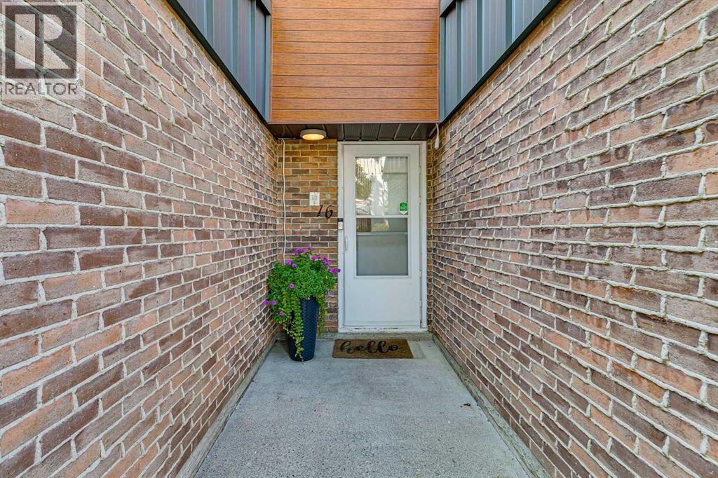16 Brae Glen Court SW - 24