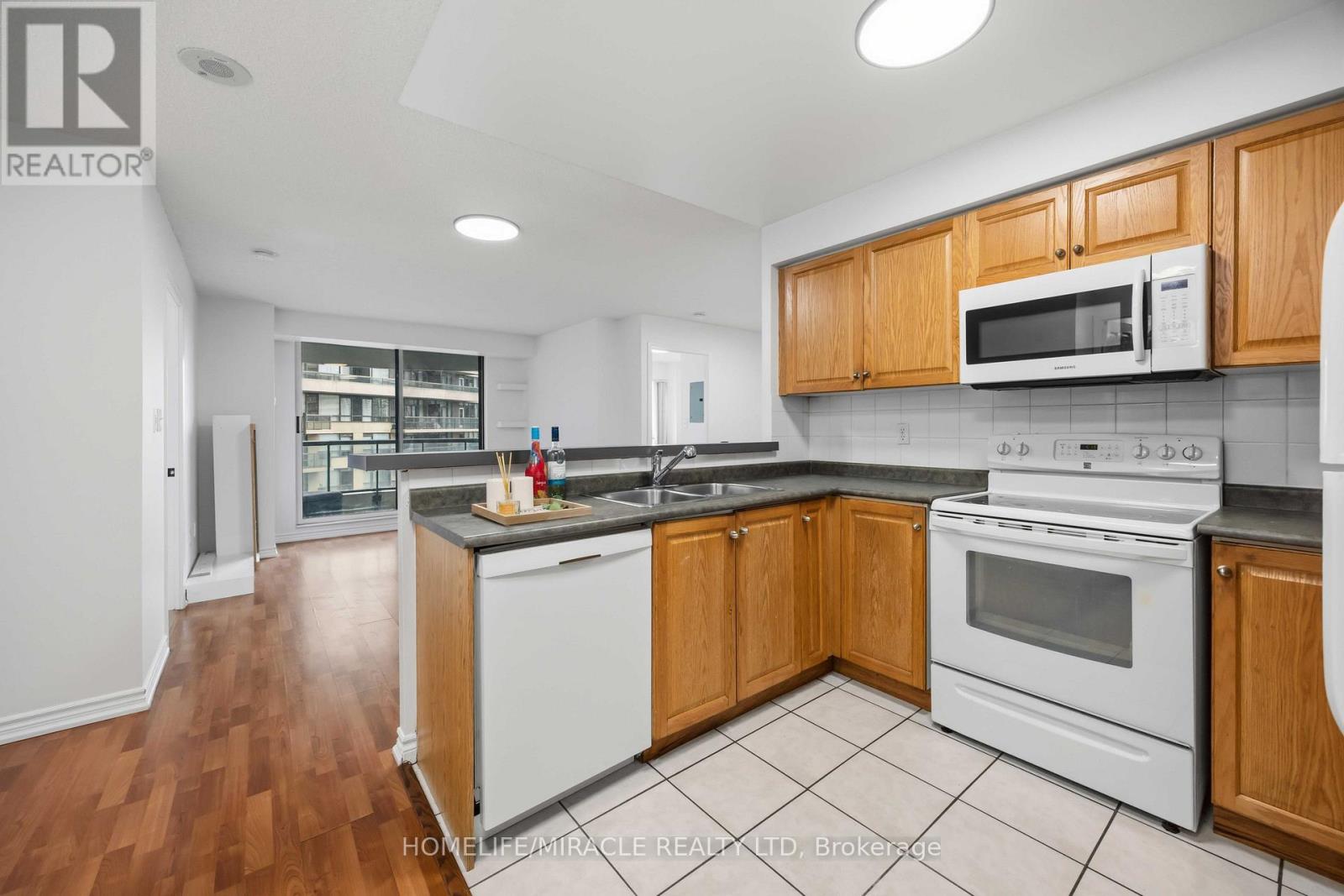 #1010 7 LORRAINE DRIVE - 9