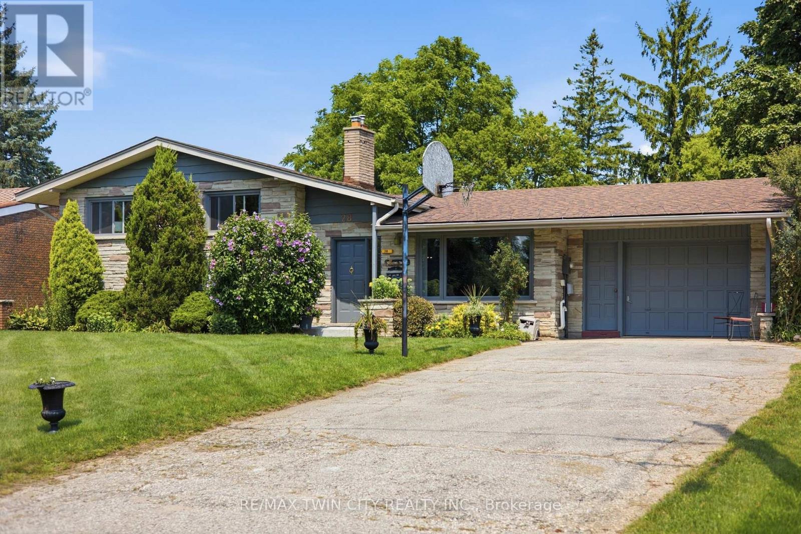28 ALICE CRESCENT — photo 2