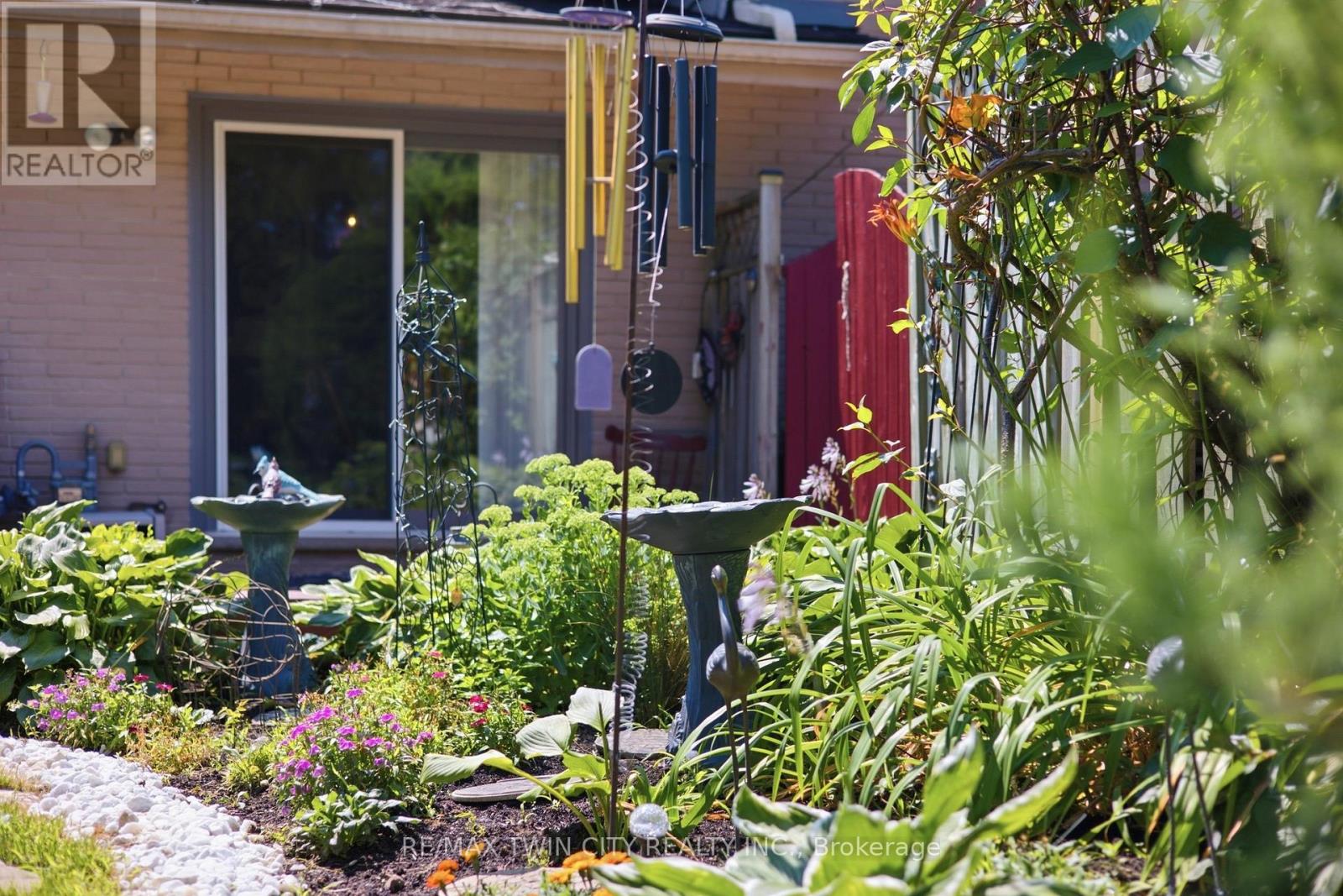 28 ALICE CRESCENT - 32