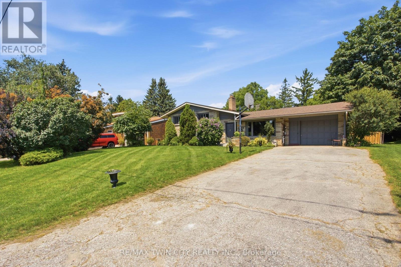 28 ALICE CRESCENT - 33